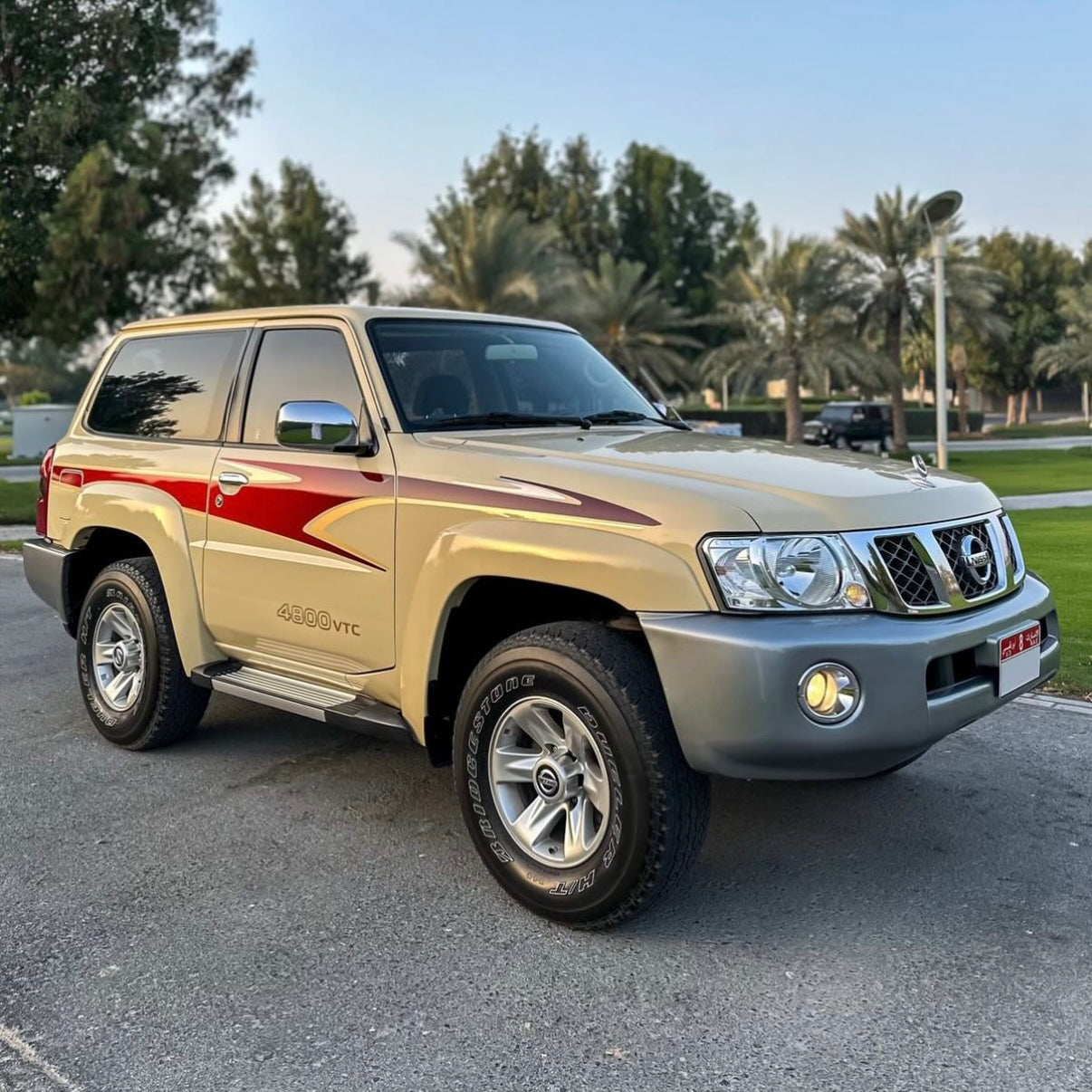 Wide Red Safari Side Stripe Sticker Nissan Patrol Y61 VTC GU Beige (2-door SWB)