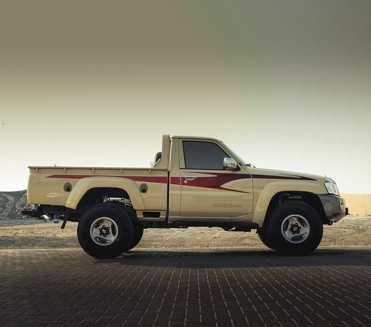 Wide Red Safari Side Stripe Sticker Nissan Patrol Y61 VTC GU Beige (Pickup)