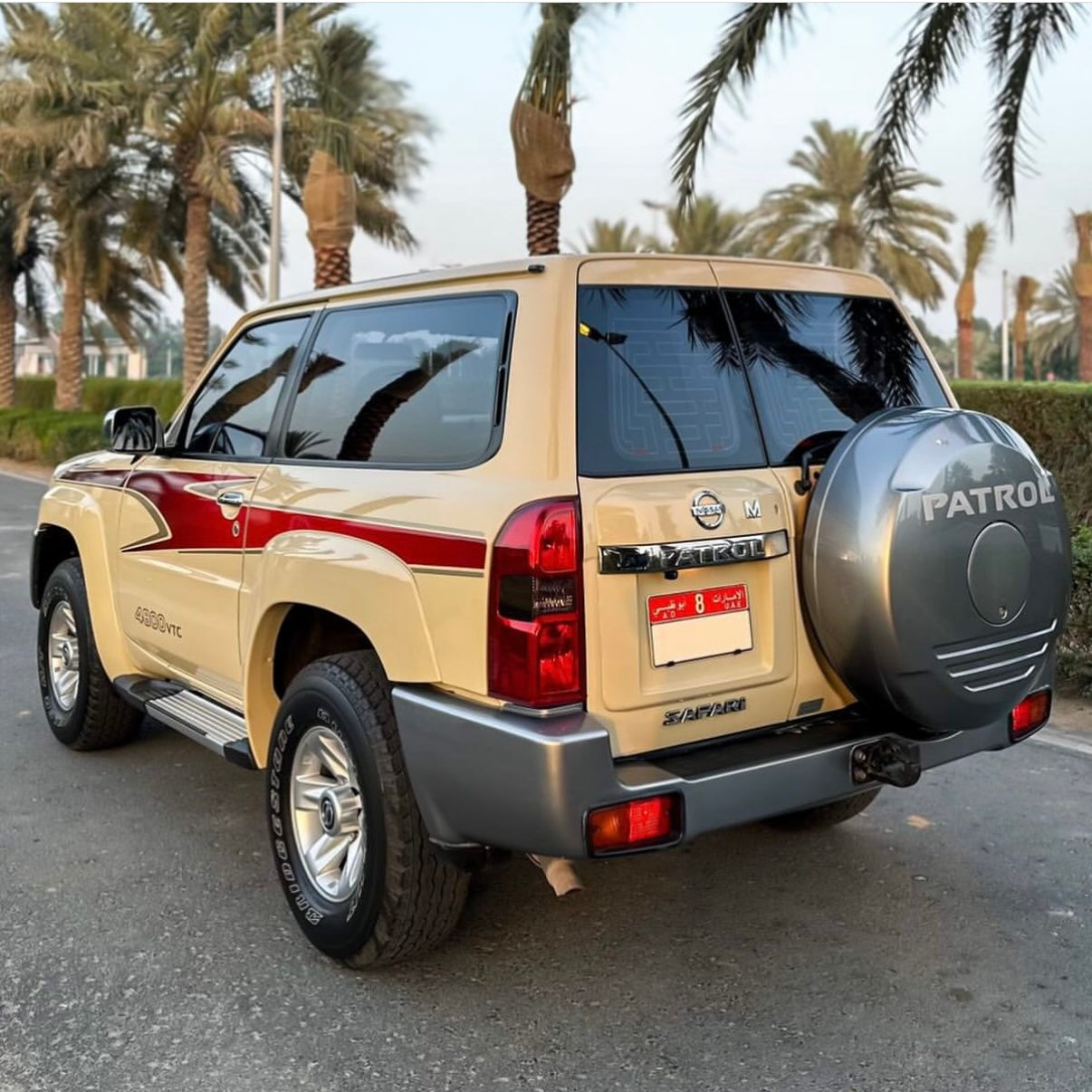 Wide Red Safari Side Stripe Sticker Nissan Patrol Y61 VTC GU Beige (2-door SWB)