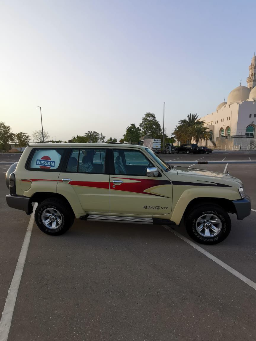 Wide Red Safari Side Stripe Sticker Nissan Patrol Y61 VTC GU Beige (4-door)