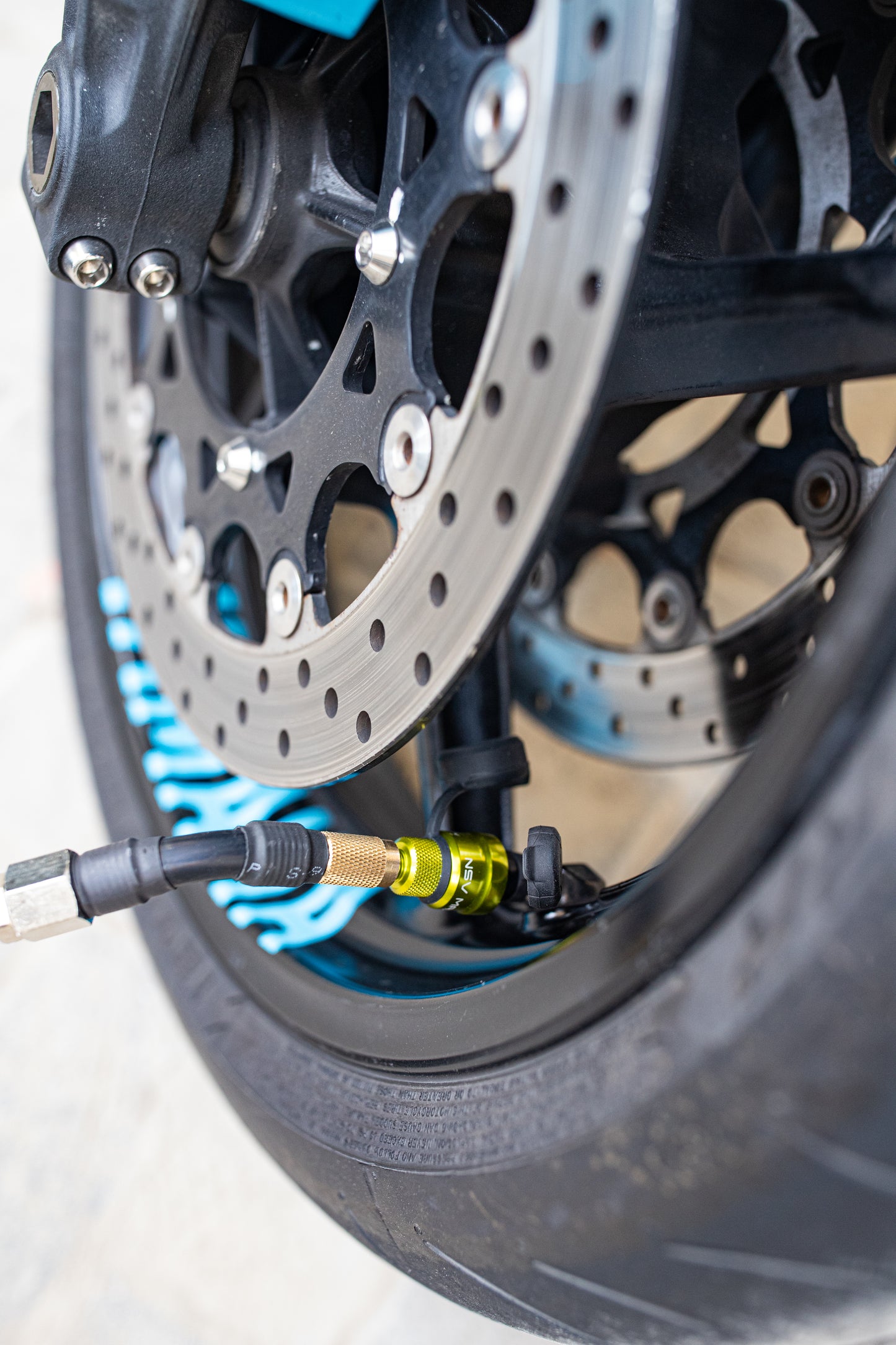 NSV MAX MOTOFLATE - Magnetic Quick-Connect Tyre Inflation Adapter for Motorbikes