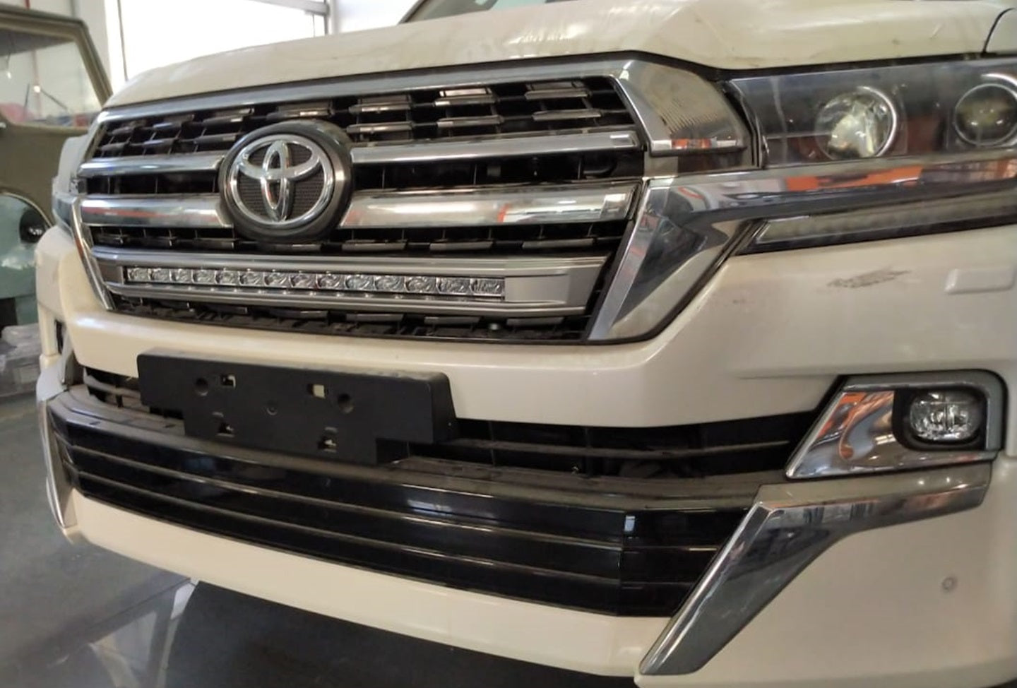 Integrated Front LED Light Bar (inside Grill) for Toyota Land Cruiser LC200