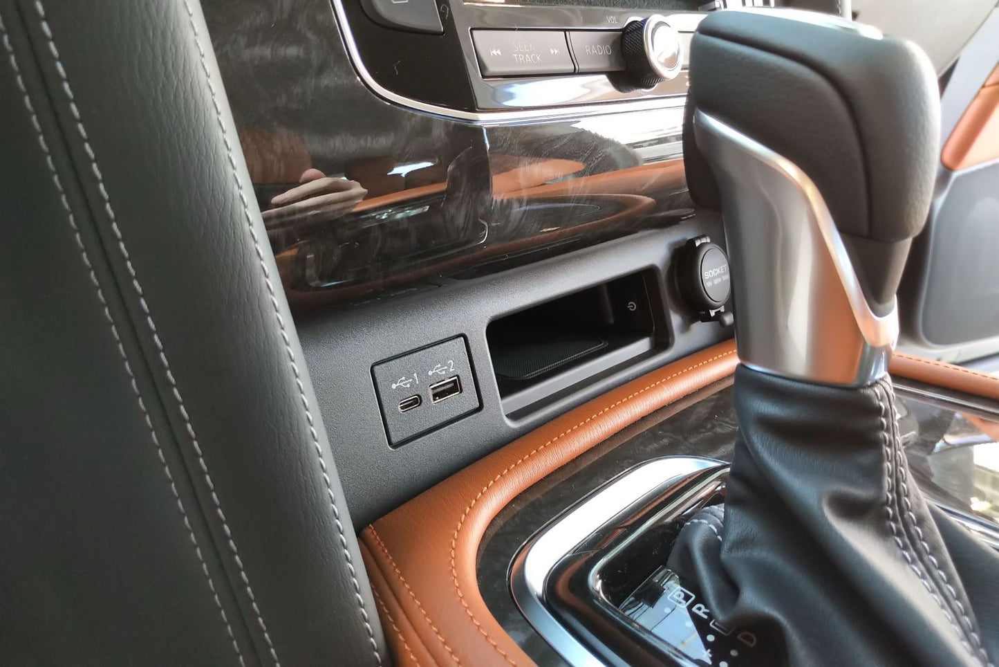 Integrated Wireless Mobile Charger - Nissan Patrol Y62 (2020-2024)