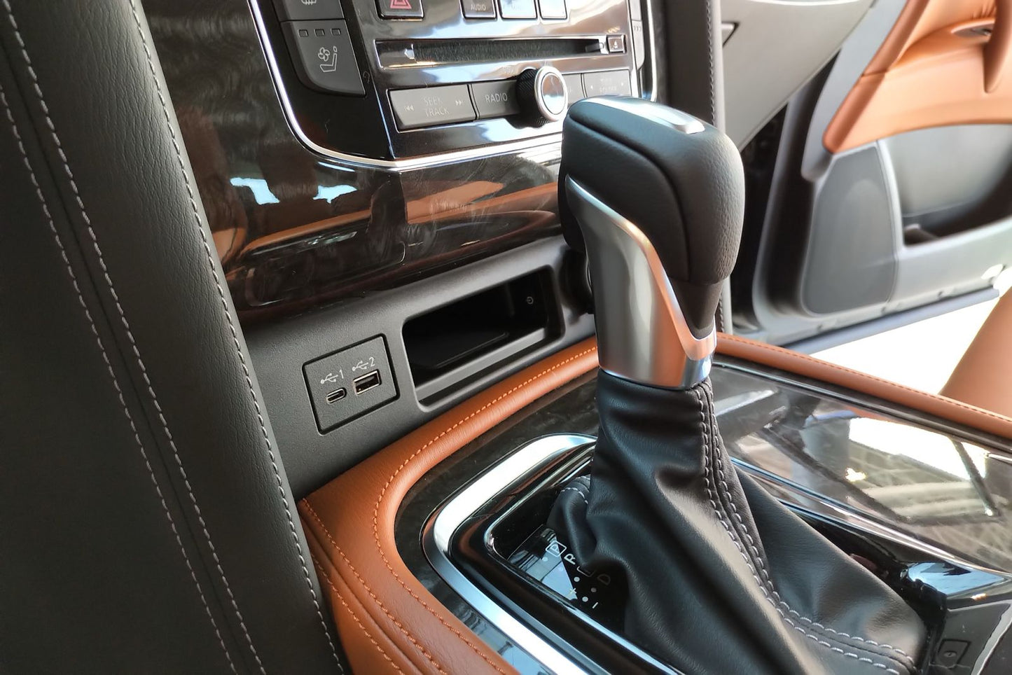 Integrated Wireless Mobile Charger - Nissan Patrol Y62 (2020-2024)