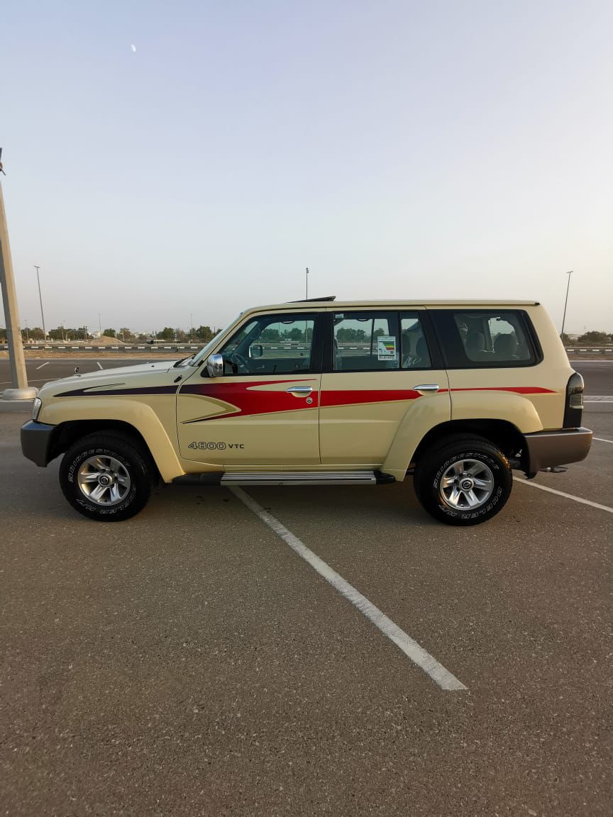 Wide Red Safari Side Stripe Sticker Nissan Patrol Y61 VTC GU Beige (4-door)